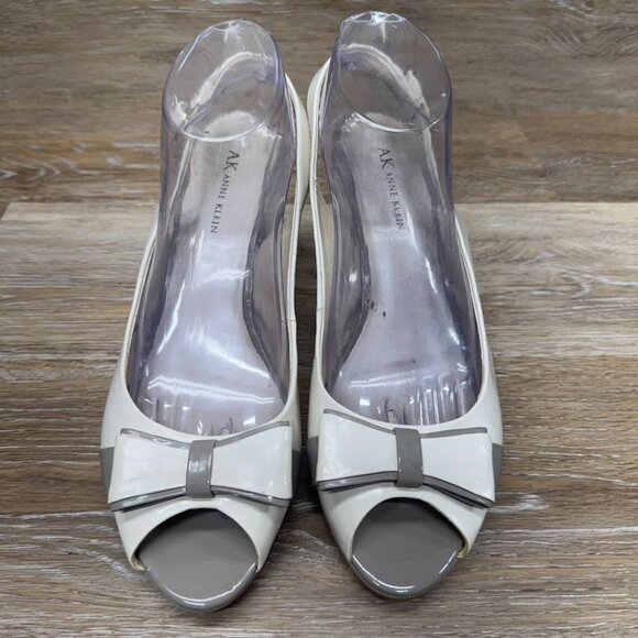 Anne Klein Eloise Beige Bow Top Patent Peep Toe Heels Women's Size 10 - Picture 2 of 8